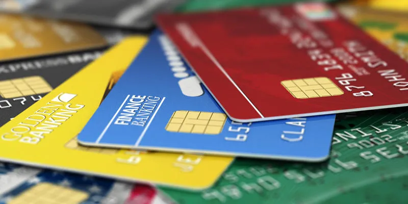 un tas de cartes de crédit fictives tous les logos, les banques et les noms sont faux et pas réel