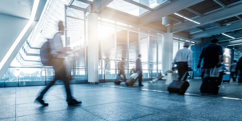 foule gens silhouette concept de terminal de l'aéroport occupé