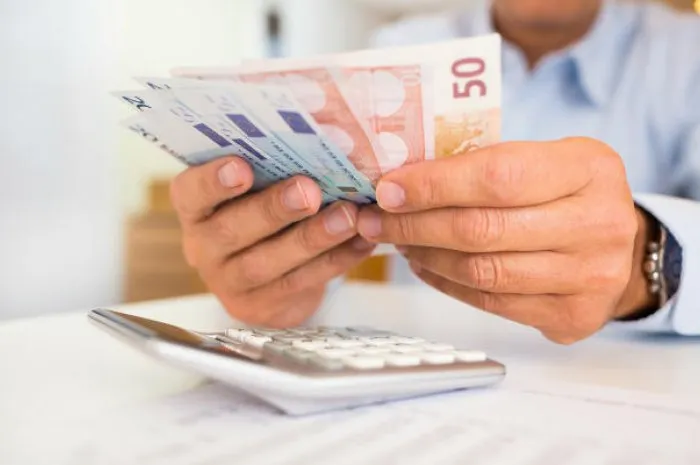 ordinateur de poche homme calculatrice argent