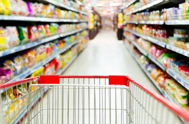 intérieur de supermarché, vide panier rouge