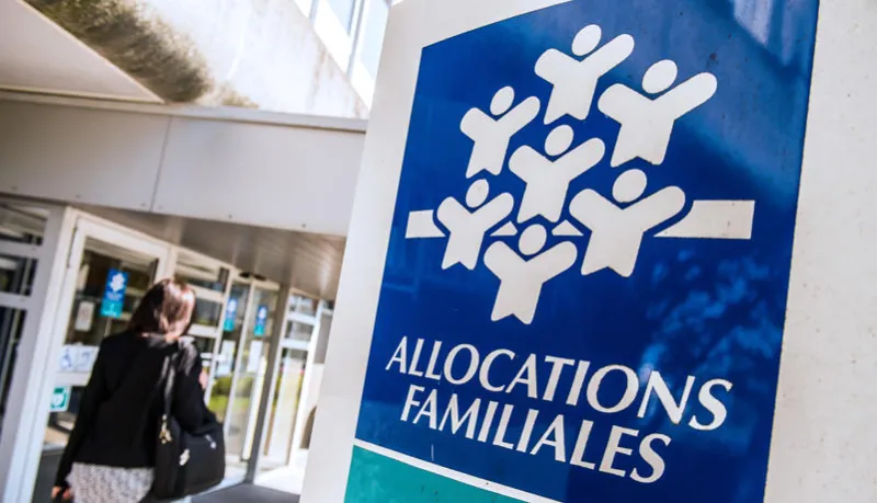 une femme passe devant une succursale de la caisse d'allocations familiales à calais le 15 avril 2015 afp photo philippe huguen