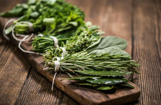 herbes aromatiques naturelles sur planche de bois