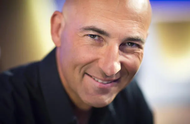 l'humoriste français nicolas canteloup pose à paris le 20 octobre 2014 afp photo martin bureau