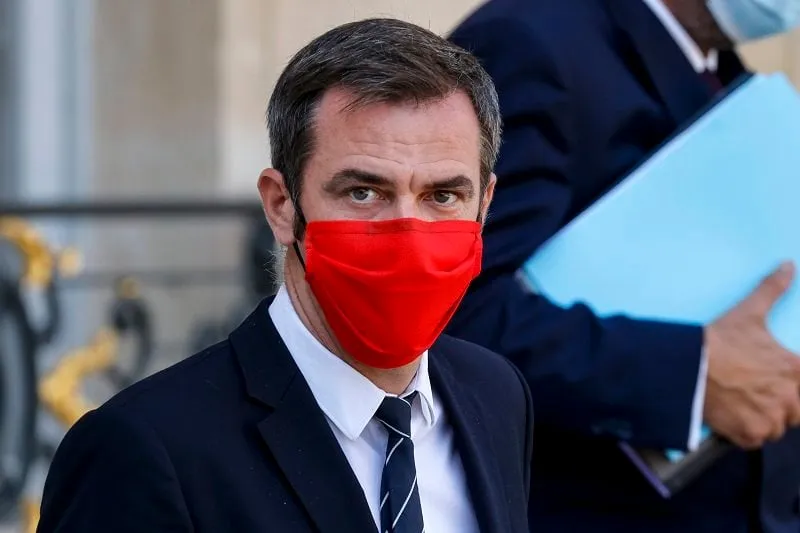french health minister olivier veran, wearing a face mask, leaves after the weekly cabinet meeting at the elysee palace in paris, on september 16, 2020 (photo by ludovic marin   afp)