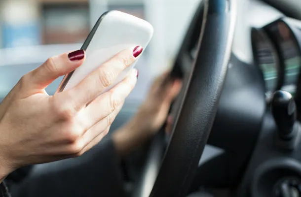 femme conduite imprudente envoyer des sms dans la voiture