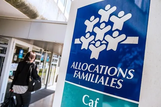 une femme passe devant une succursale de la caisse d'allocations familiales à calais le 15 avril 2015 afp photo philippe huguen