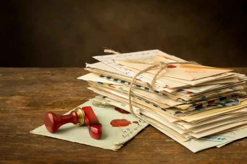 sceau de cire à côté d'un paquet de vieilles lettres sur une table en bois antique