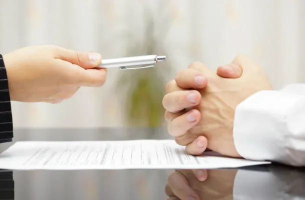 homme refusant de signer un document