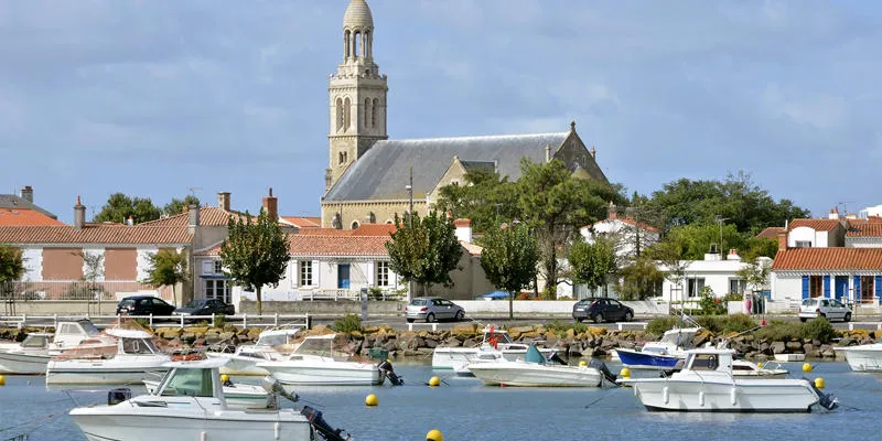 port de saint gilles croix de vie avec l'église "sainte croix" en arrière plan, commune du département vendé e dans la région des pays de la loire en ouest de la france