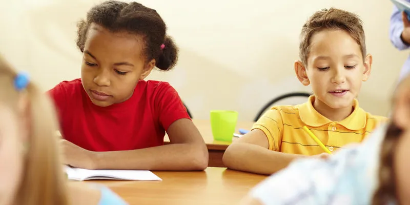 portrait de mignons écoliers travaillant à la leçon