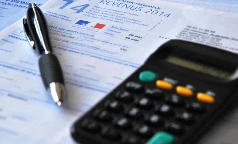 composition feuille impôts sur le revenu avec calculatrice et stylo
