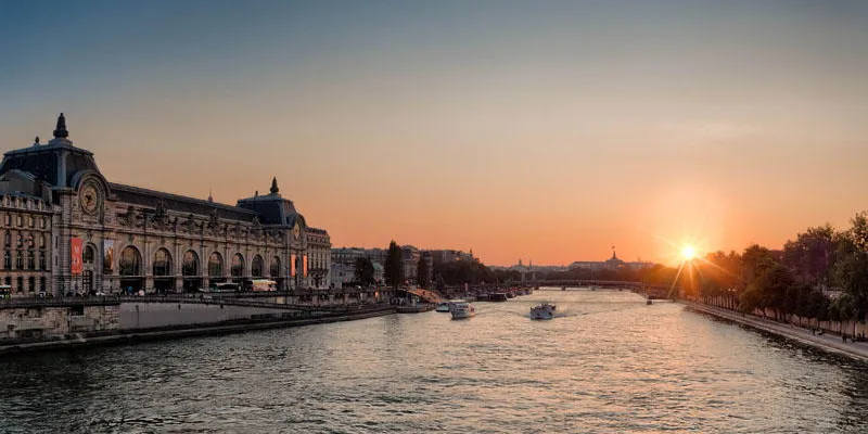 le musée d'orsay est sur la gauche