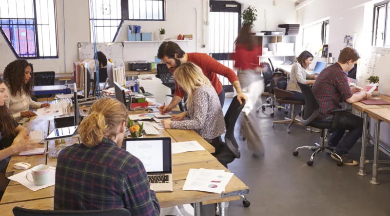 intérieur du bureau de design occupé avec le personnel