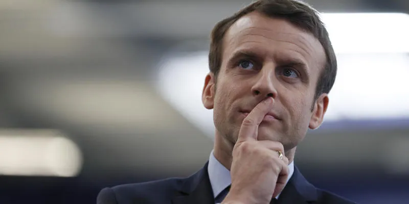 emmanuel macron, candidat à l'élection présidentielle française, réagit le 18 avril 2017 lors de sa visite au siège du groupe krys à bazainville, près de paris afp photo piscine thomas samson