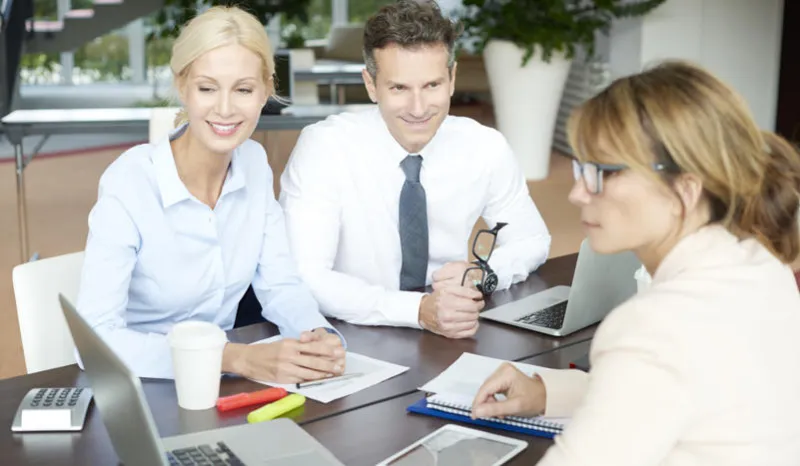 coup d'un agent d'assurance assis au bureau avec son client et de conseil