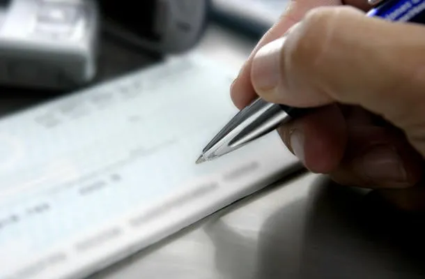 signer un chèque à chèque bancaire haute tous les anglais-micro 01-phase jpg