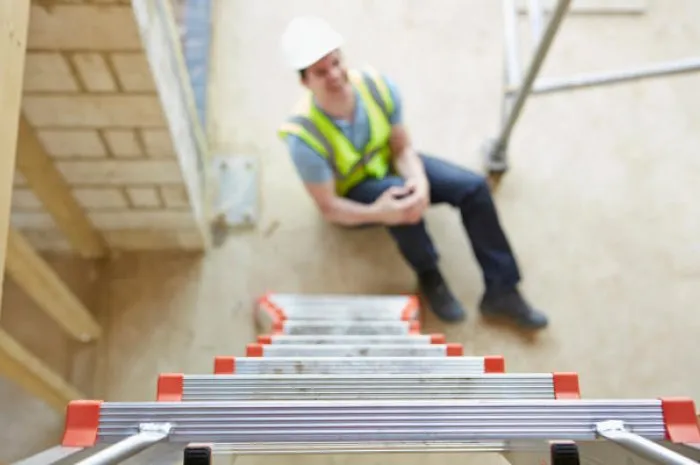 travailleur de la construction tomber de l'échelle et blesser la jambe