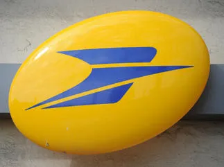 une photo prise le 27 mars 2013 montre le logo du service postal la poste dans un bureau au centre de la ville de montpellier au sud afp photo pascal guyot