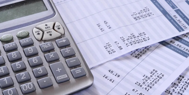 gros plan des détails de la paie avec les chiffres et l'euro