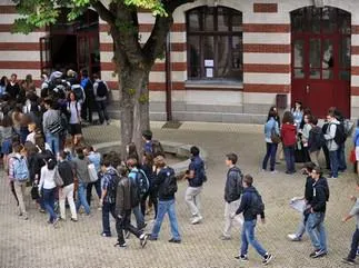 les élèves font la queue dans une cour le 4 septembre 2012 au lycée guist'hau de nantes, ouest de la france, avant le début de la nouvelle année scolaire afp photo frank perry