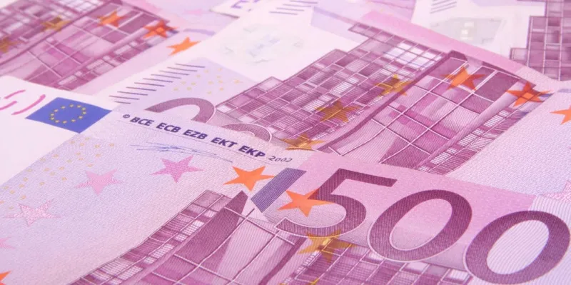 beaucoup de billets de 500 euros vifs, macro et violet)