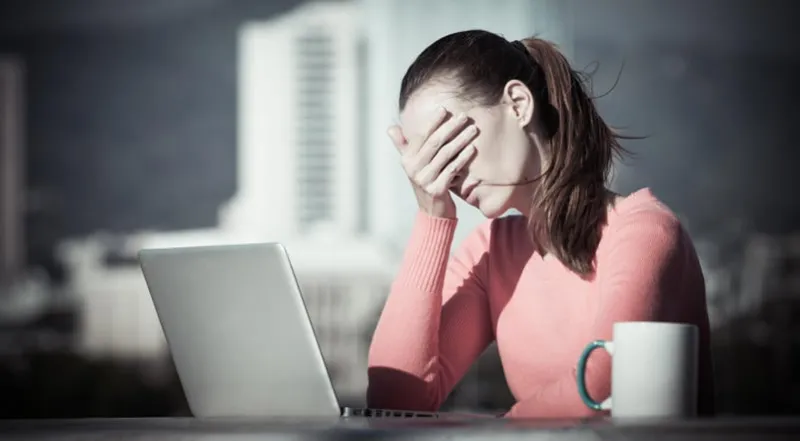 stressé de femme d'affaires sur son ordinateur