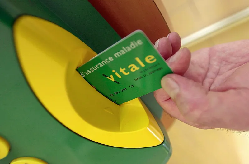 photo d'illustration réalisée le 10 juillet 2003 à la caisse primaire d'assurance maladie du calvados de caen montrant la carte vitale d'assurance maladie insérée dans un chargeur d'informations afin d'être mise à jour