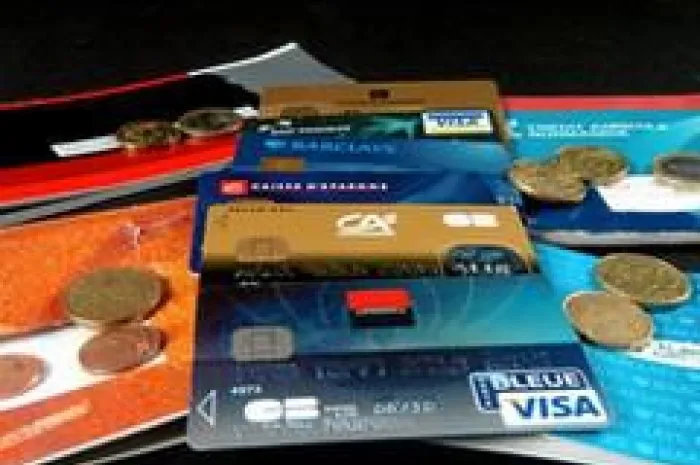 ©photopqr le midi libre franck valentin   montpellier le 30 01 2009 - illustration frais bancaire   carnets de cheques   cartes bancaires   cartes bleues   argent