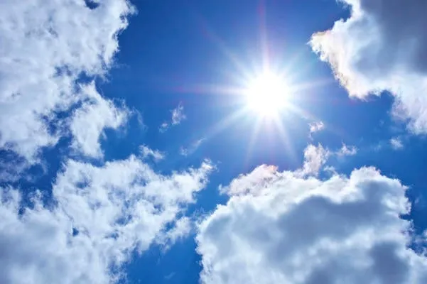 ciel bleu profond au jour ensoleillé