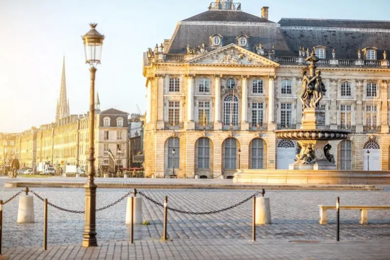 vue sur la célèbre place de la bourse avec fontaine pendant la matinée à bordeaux, france