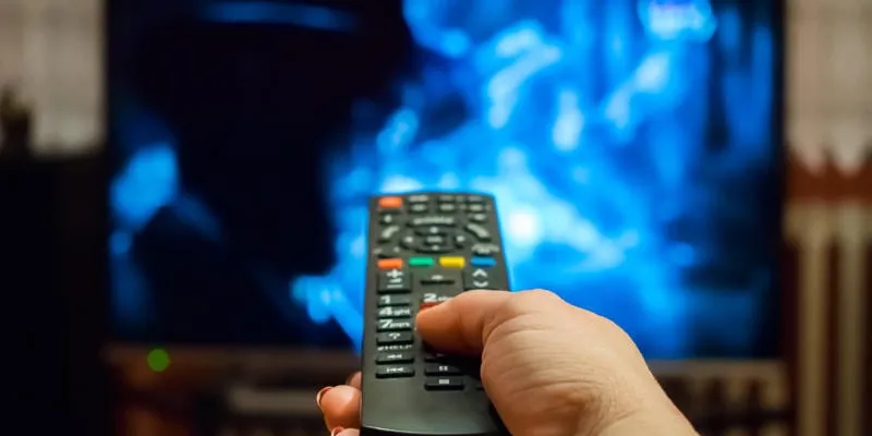 regarder la télé et utiliser la télécommande