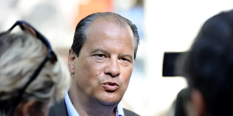 le parti socialiste français (ps) mp jean-christophe cambadelis répond aux questions des journalistes à son arrivée le 21 aout 2011 à la ville du onzième arrondissement de paris, avant une réunion ps afp photo miguel medina