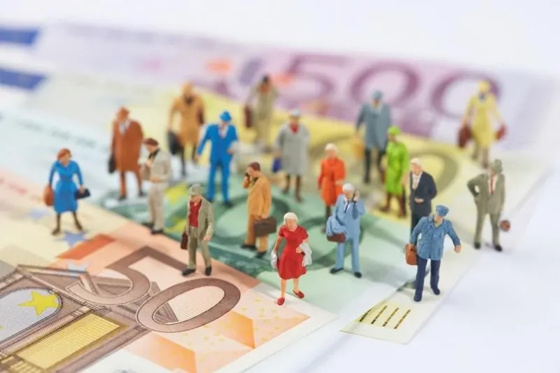 figures on papermoney, group of people, woman and men mixed together, shallow dof, only first row is in focus (only red woman and blue man and 50 euro are sharp) - i want it like this