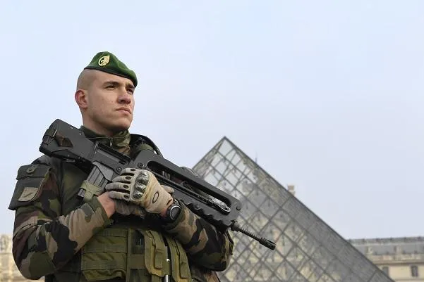 un soldat monte la garde à l'entrée du musée du louvre dans le cadre de l'opération sentinelle, le 30 décembre 2016, à paris afp photo alain jocard