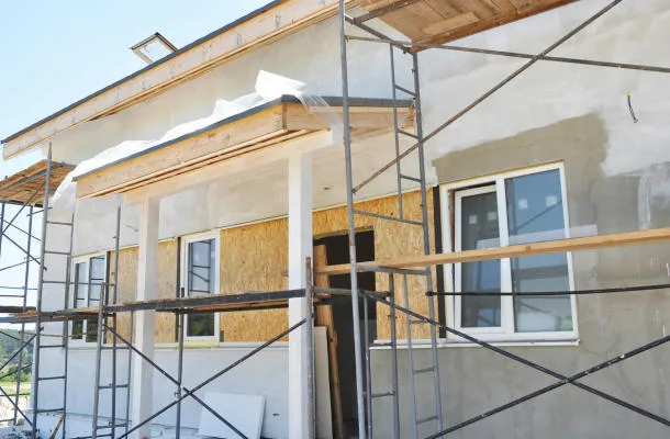construction et rénovation de la maison rurale avec gouttières, fenêtres, porte, façade de réparation, isolation, plâtrage et peinture