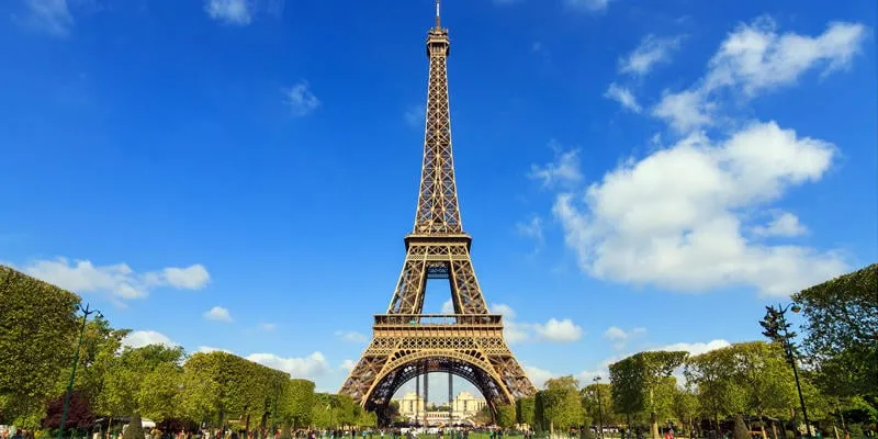 belle vue de printemps dynamique de la tour eiffel à paris, france, avec un ciel bleu et quelques nuages