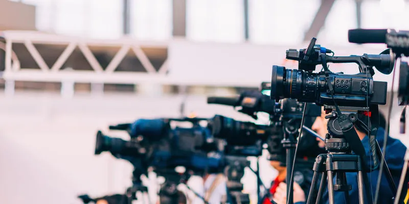 caméras de télévision des médias alignés lors d'une conférence de presse