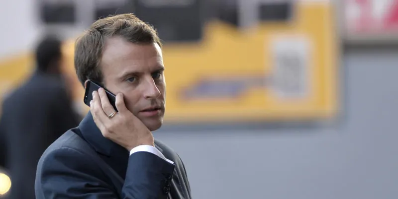 le ministre de l'economie et de l'industrie, emmanuel macron, téléphone à l'occasion du salon automobile de paris 2014, le 3 octobre 2014 à paris, à l'occasion de la deuxième journée de la presse afp photo miguel medina afp photo miguel medina