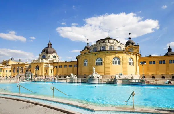 budapest szechenyi bain spa en été avec des gens