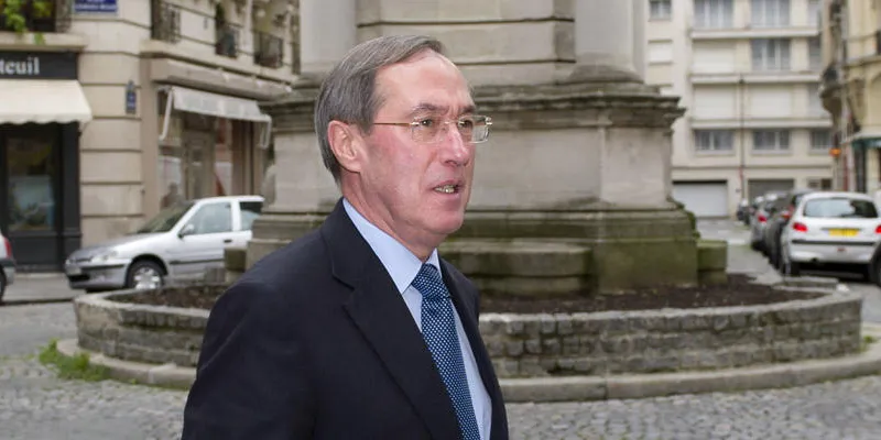 l'ancien ministre de l'intérieur français claude gueant arrive pour assister à un petit déjeuner rassemblant les membres de l'association les amis de nicolas sarkozy, le 9 octobre 2012 à paris afp photo lionel bonaventure