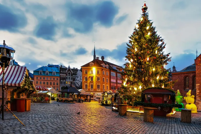 marché de noël et le principal arbre de noël situé à la place du dôme dans le vieux riga, la lettonie au marché les gens peuvent acheter des souvenirs festifs, présente la mise au point sélective