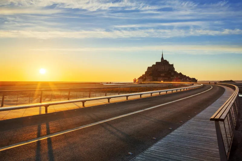 route du mont saint michel au coucher du soleil, normandie france