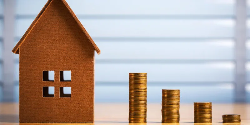 économiser de l'argent pour acheter une nouvelle maison de son propre argent dans la tirelire plus bas coût et impôt