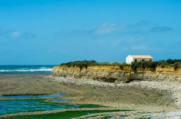 mer agitée et côte au nord cape island d'oleron