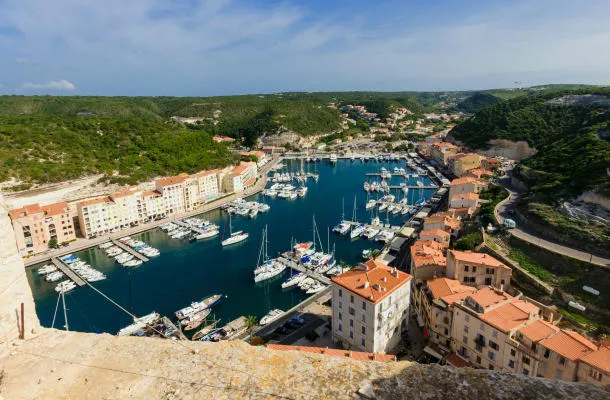 vue sur la marina et les falaises, à bonifacio, corse, france