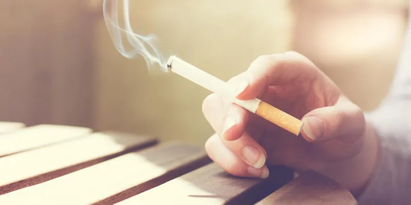 femme, fumeur, fumer, a, astuce filtre, cigarette, à, elle, main, reposer, a, a, lattes, table bois, à, espace copie, gros plan, vue