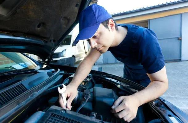 mécanicien automobile souriant au travail