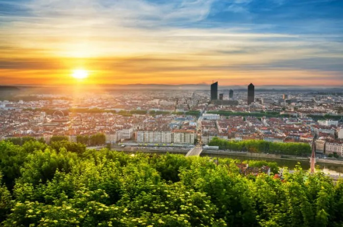 vue de lyon au lever du soleil, france