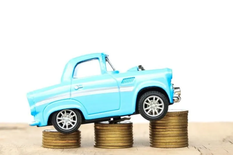 pile d'argent de finances voiture avec fond blanc