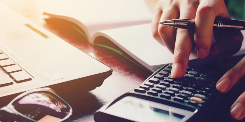 gros plan femme faisant des finances au bureau à domicile avec calculer les dépenses